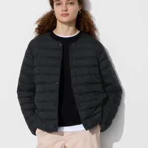 Svart pufferjacka - Intressekoll på den populära uniqlo jackan. Snygg svart pufferjacka med knappar framtill. Jackan har en stilren design och är perfekt till våren och sommaren. Den är lätt och bekväm att bära, vilket gör den till ett mångsidigt plagg i garderoben. Inga defekter. Nypris 749kr💕