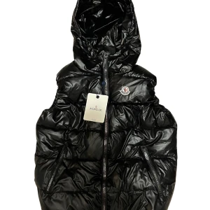 Moncler väst - Helt ny Moncler väst, storlek M. Säljes då den är för liten och inte värt att skicka tillbaka. Skicka gärna ett meddelande vid frågor och funderingar. 