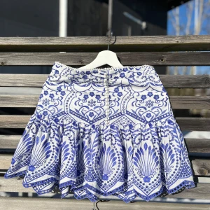 Zara kjol  - En supersöt kjol från Zara.  Den är knappt använt den då jag växte ur den.  Stl M men ganska liten i storlek så kanske mer som en S. 