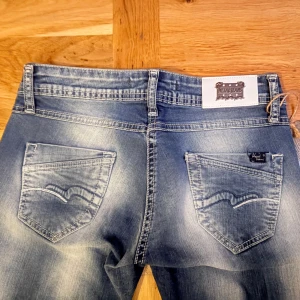 Lågmidjade jeans från Nesal - Snygga lågmidjade jeans från Nesal med prislapp i storlek 29/34 passar (XS-S) midjemått: 35cm innerbenslängd:82cm🤗💗