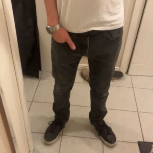 Svarta jeans från Replay - Snygga svarta jeans från replay. Modellen dave och storlek 32/32. Lagade ett mini hål vid skrevet med lapp men syns knappt på utsidan (sista bilden)