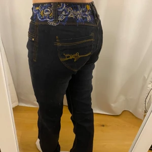 Desigual jeans - Mörkblåa jeans från desigual med broderi baktill, skriv för mått eller andra frågor💕