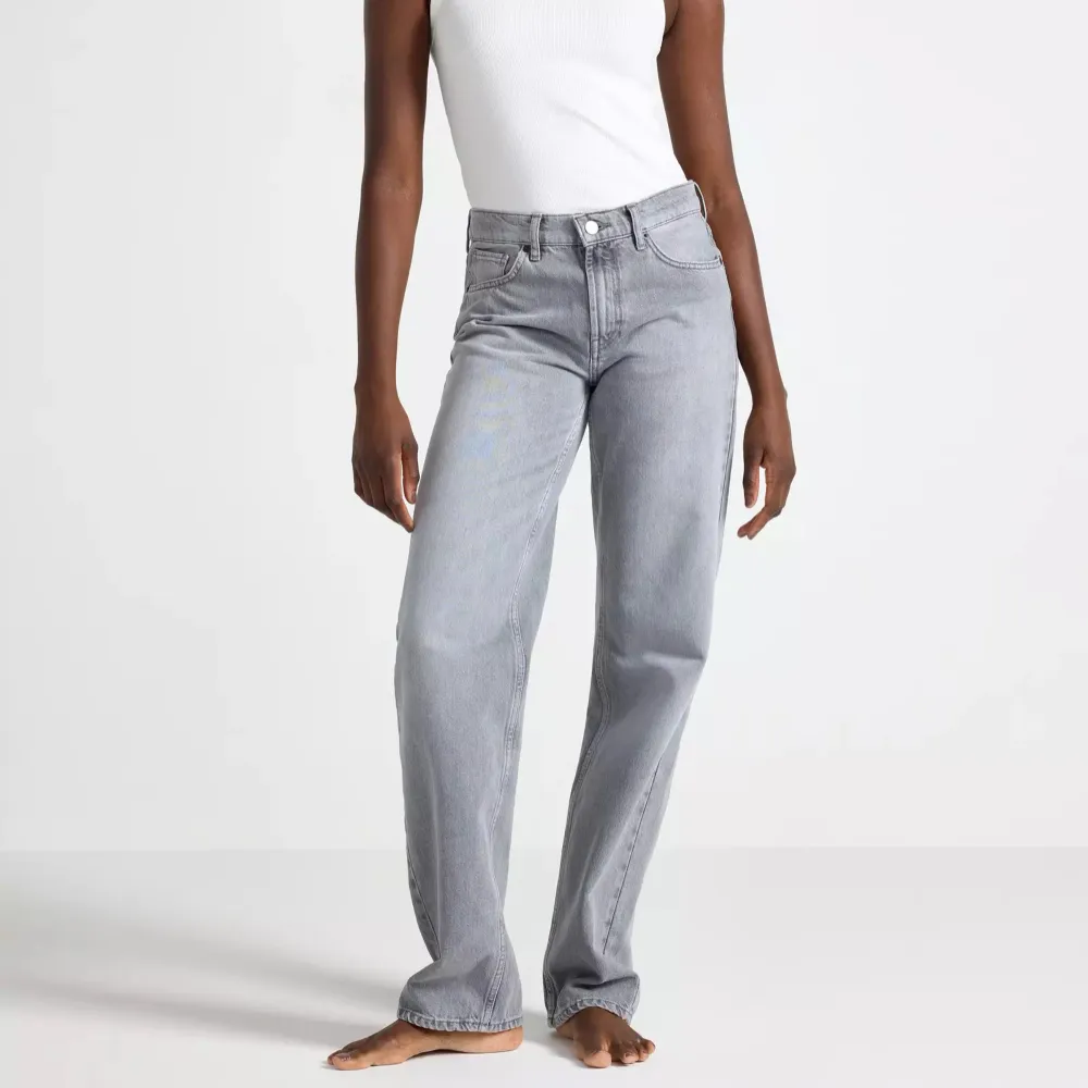 Snygga grå jeans med en straight passform. De har en låg/mellan midja och är perfekta för en stilren look🤩 Endast använda en gång🥰Passar även storlek 36 då de är lite mindre i storleken. Farkut & Housut.