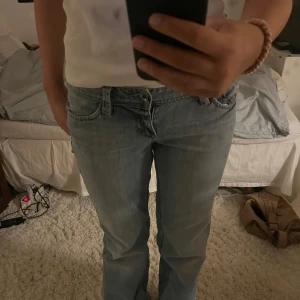 Blå jeansbyxor från Esprit - Snygga blå jeans med en klassisk femficksdesign och knappgylf. De har en rak passform och är perfekta för en avslappnad stil. Jeansen har en lätt tvättad look som ger dem en cool vintagekänsla. Från Esprit