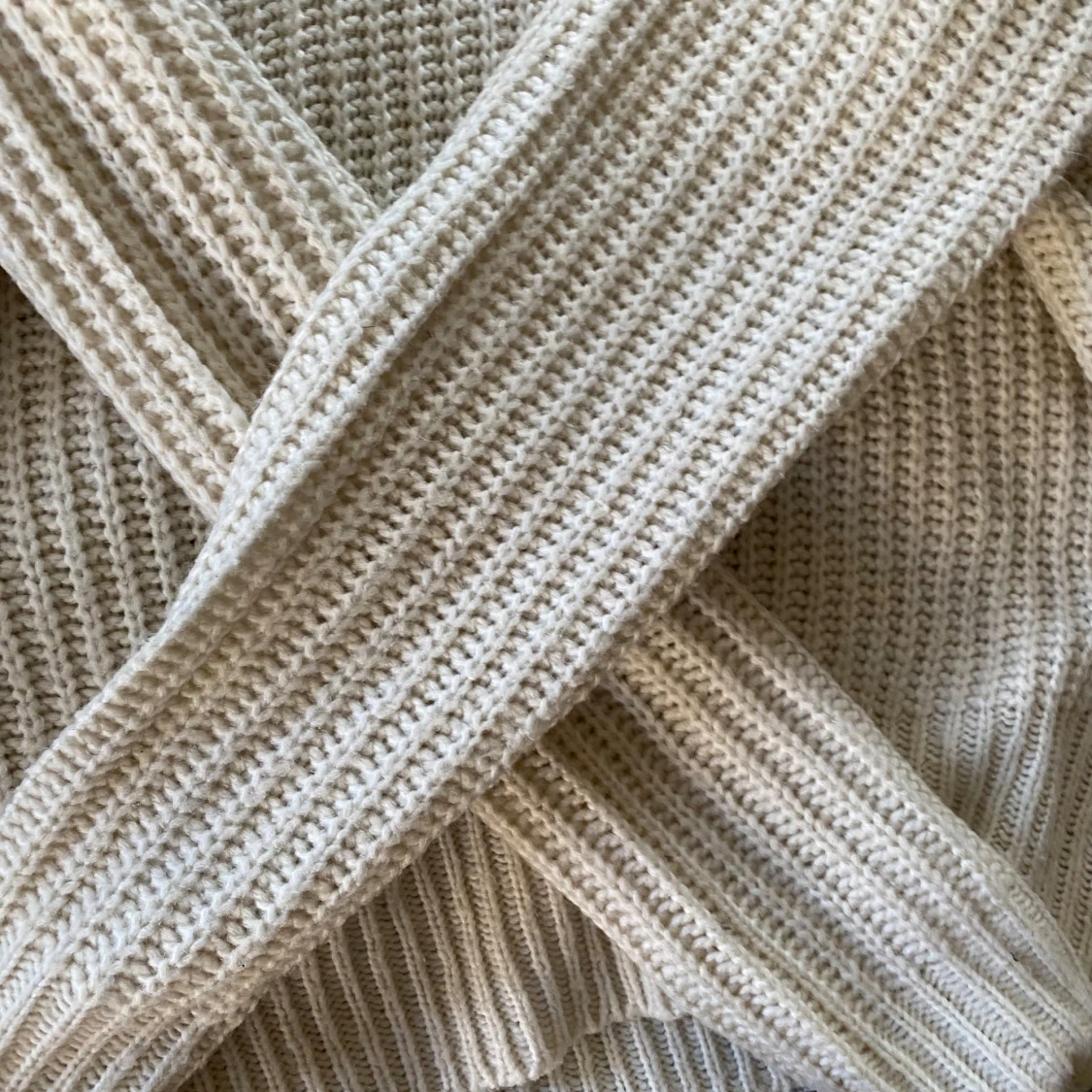 Beige stickad tröja med ribbad struktur - 1