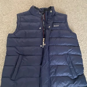 Gant väst - Säljer en inprincip helt ny Gant väst i mycket bra skick. Det fungerar super bra på både höst och vår samt priset går att diskutera 