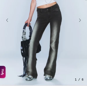 Cheap monday jeans - Snygga svarta cheap monday bootcut jeans från weekday med cool faded effekt längs benen och klassiska fem fickor. Byxorna är exakt samma som på bilden fast med avklippt grön lapp i bak. Nypris 399. Perfekta för dig som gillar en retro vibe och vill sticka ut.