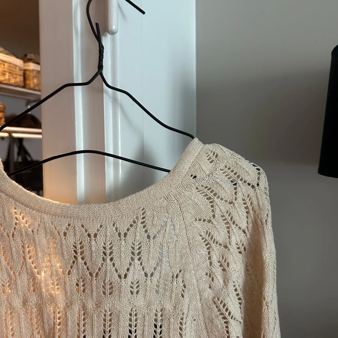 Beige stickad långklänning med knyt - 1