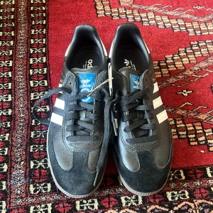 Adidas Samba ADV svarta strl 43 1/3 herr - Oanvända adidas samba adv, köpta typ 3 år sen. Strl 43 1/3 i läder. Ingen kartong!