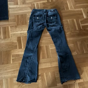 Gråa bootcut jeans från True Religion - Har klippt dom där nere ungefär 3 cm