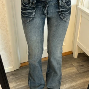 Lågmidjade utsvängda jeans  - Jätte snygga vintage jeans! Från märket ”bay”. Innerben: 81 cm, midja rakt över: 40 cm Kom privat för fler mått eller frågor🥰