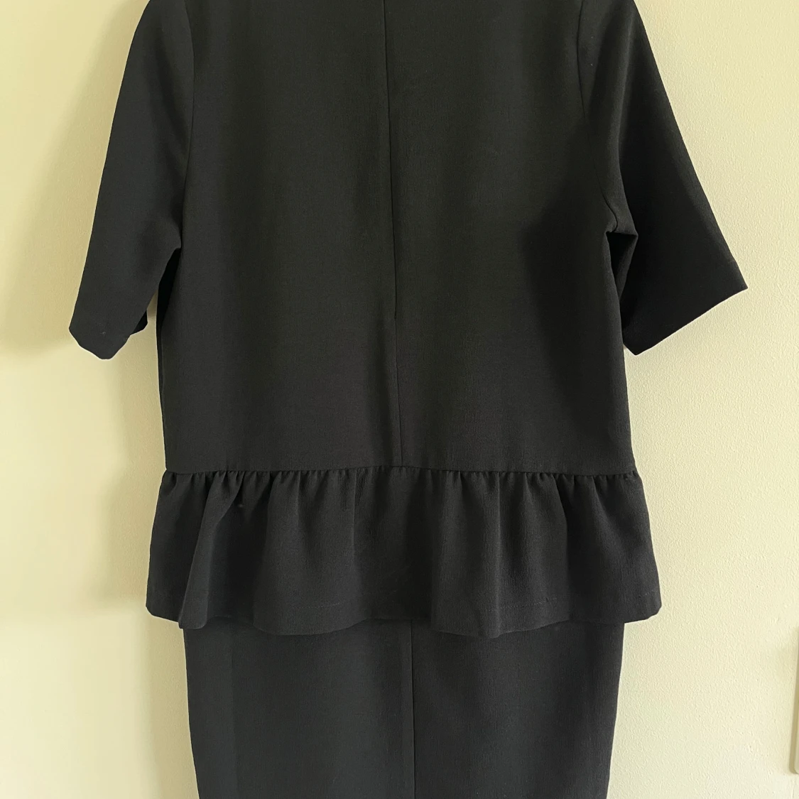 Svart volangklänning från Ganni - 1