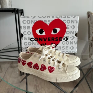 Comme des garcons x converse  - Säljer ett par Converse x Comme des Garçons Play sneakers. Använt dem fåtal gånger. Dem är stora i storleken.