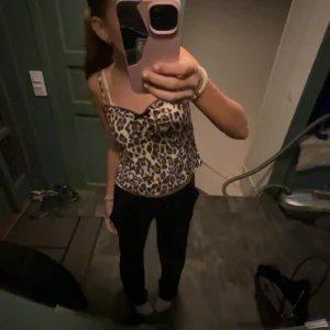 Leopardmönstrad linnetopp Gina Tricot - Säljer en snygg leopardmönstrad linnetopp från Gina Tricot i storlek M. Toppen har tunna axelband, lätt v-ringad hals och svart spetskant upptill. Färgerna går i beige, brun och svart och materialet är mjukt och följsamt. Perfekt för dig som vill sticka ut med djurmönster. Storleken är M men sitter snyggt på mig som är xs/s