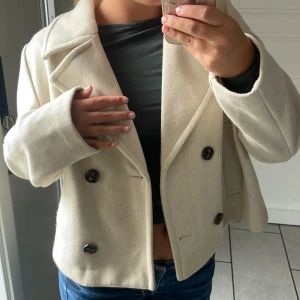 Beige kappa -  Snygg beige kappa från Vero Moda i XS 💖köpte för 599 och den har inga fläckar eller liknande❣️Den passar mig som brukar ha s 