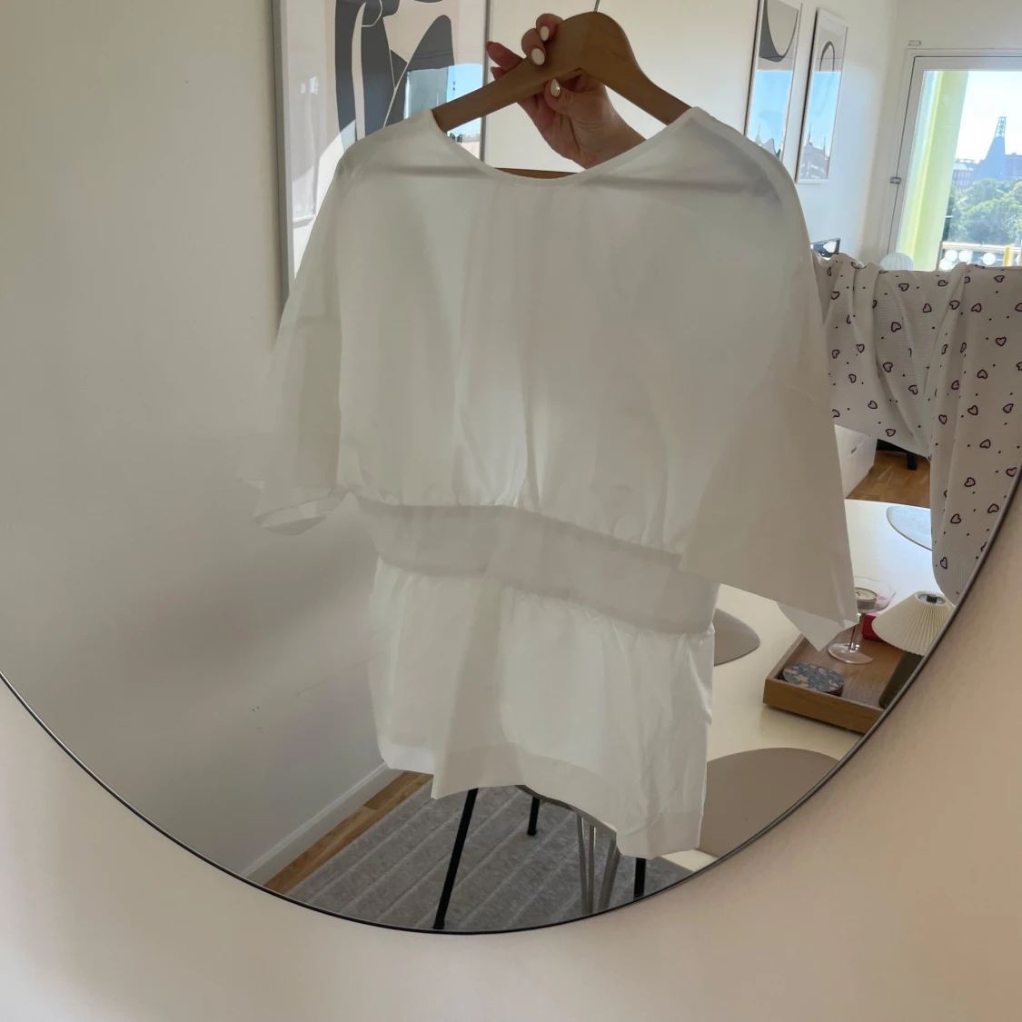 Vit blus med knyte i ryggen  - 2