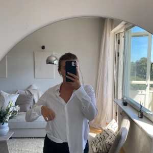 Vit  skjorta från Gina Tricot - Vit skjorta från Gina Tricot med klassisk krage och knappar framtill. 