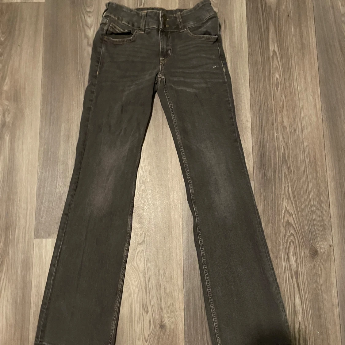 Bootcut jeans från Divided, mörkgrå