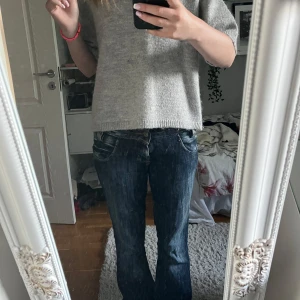 Mörkblå bootcut jeans från Lee - Snygga mörkblå jeans från Lee med klassisk bootcut passform. Jeansen har coola slitningar och kontrastsömmar, samt fyra fickor och knappgylf. Perfekta för dig som gillar en lite bredare siluett och vill ha ett par jeans som är lite baggy. de är för stora för mej så säljer dom❤️❤️