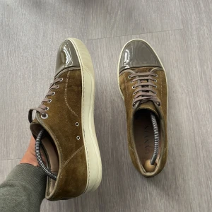 Lanvin captoe olive/brun - Säljer dessa feta Lanvins i färgen olivgrön och brun. De är i bra skick och är perfekt för en stilren vardagsoutfit. Nypris cirka 5k. Priset kan diskuteras🙌 Hör av er vid minsta funderingar🤗 