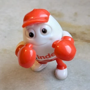 Figur med boxningshandskar och röd keps från Kinder - Säljer en cool figur av plast med boxningshandskar och keps från Kinder, perfekt för dig som gillar unika figurer