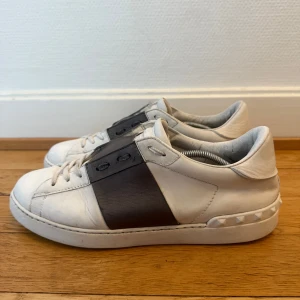 Valentino open sneakers - Säljer nu dessa fina valentino skor | Fint skick | Storlek 43 | Kommer med kvitto som intygar äktheten | Hör gärna av er vid frågor eller funderingar 