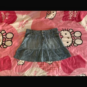 Kort jeanskjol med volang  - Jättesöt jeans kjol som är köpt på Vinted, säljes då den tyvärr inte passade. Så uppfattar den som något större i storleken   Se sista bilder för mått!