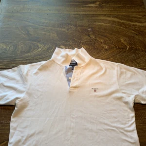 Gant piké - Riktigt snygg gant piké i bra skick! Tröjan är storlek XXL men sitter mer som L-XL.