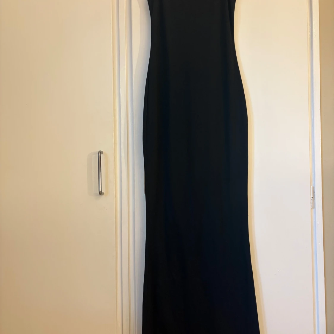 Svart långklänning med smala axelband