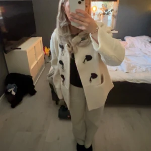 Teddyjacka MQ Dobber - Kollar intresset på denna sjukt snygga jackan från MQ. Helt slutsåld 