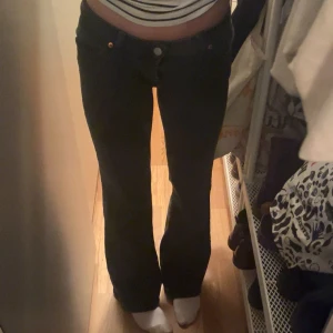 Svarta bootcut jeans  - Säljer ett par svarta bootcut jeans 💗 De är low waist med knappfickor därbak 💗 Storlek XS/24 och har använts fåtal gånger med mycket bra skick🫶