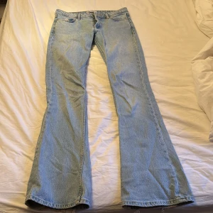 Ljusblå jeans från Zara - Säljer ett par ljusblå jeans från Zara, jätte fina lite slitna på baksidan av dem längst ner då dem är långa men tycker själv bara det är snyggt