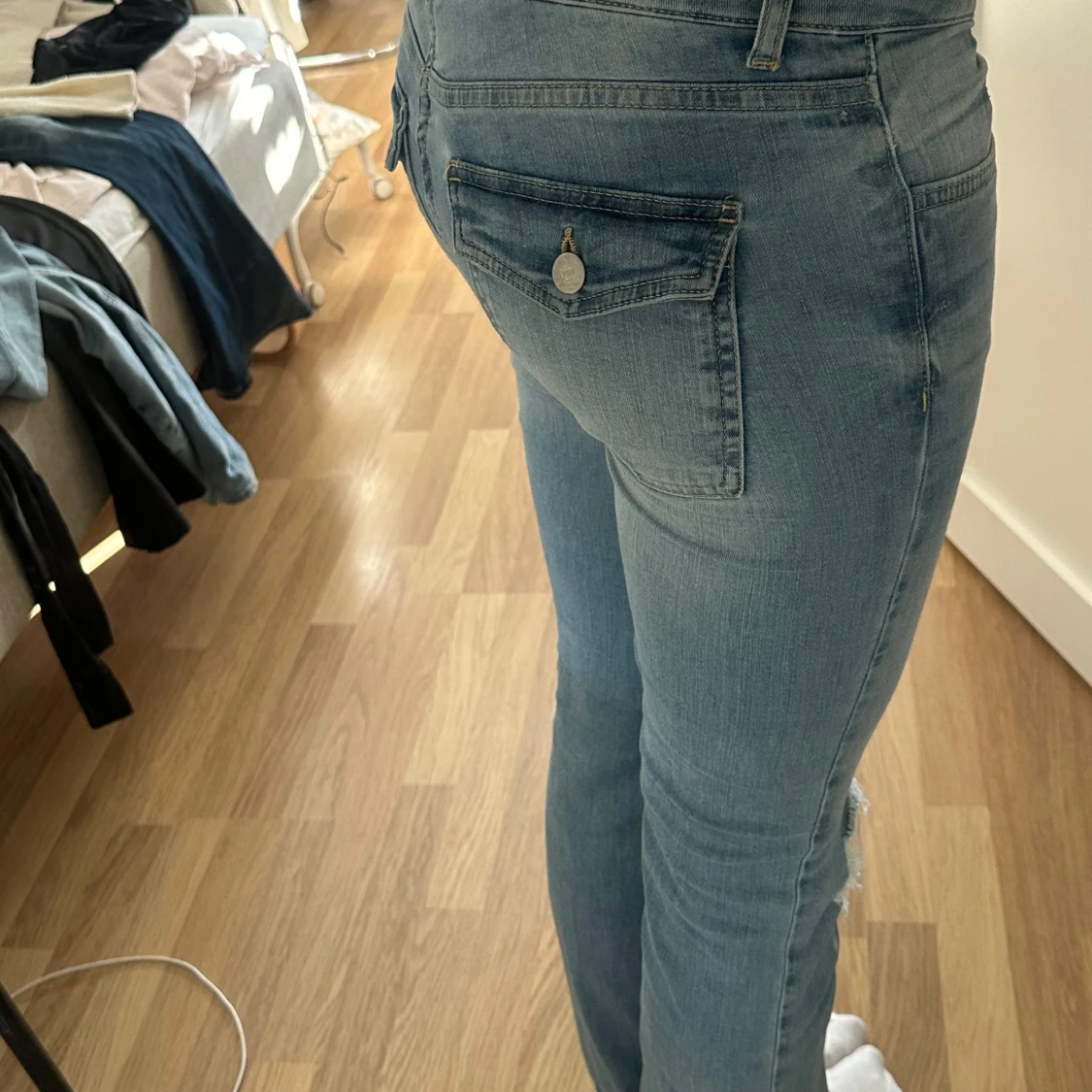 Ljusblå bootcut jeans  - 4