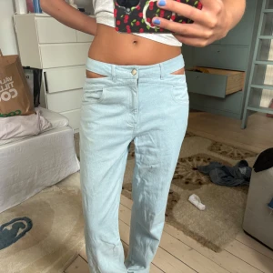 Cloeys jeans  - Cloeys jeans med cutout detaljer och hjärtfickor! Har lite lite slitningar vid hälen på byxan längst ner😔