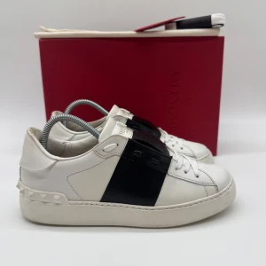 VALENTINO OPEN SNEAKERS - Valentino open sneakers - Skick: 9/10 - Storlek 36,5 sitter som 37 - Tillbehör: Box & Kort - Nypris 7700kr - Hör av dig vid minsta fundering / Deluxecloset