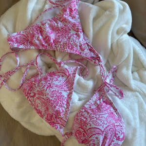 mönstrad bikini  - jättefin bikini i storlek L men skulle säga att den är som en M, tvättad och oanvänd 🤍🌸
