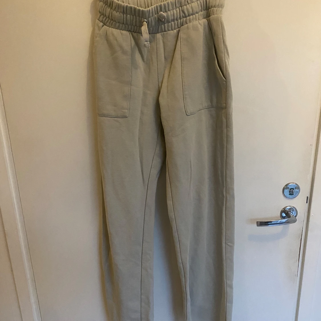 Grågrön mjukisbyxor med snörning