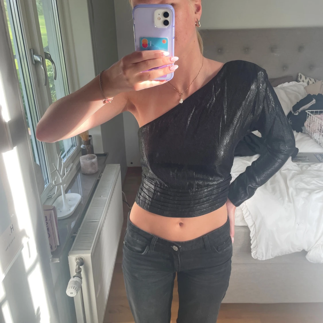 Svart glittrig oneshoulder croppad topp - 1