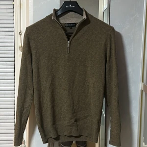 Brun stickad half zip tröja Lagency - Snygg brun stickad half zip tröja från Lagency i storlek S. Gjord av 100 ull och är i bra skick.