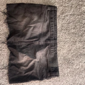 Jeanskjol - Svart lågmidjad jeanskjol som är supersnygg. Tyvärr har den blivit för liten för mig och därför säljer jag den😁💗