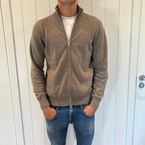 Soft Goat zip up - Säljer denna riktigt snygga 100% Kashmir tröja ifrån Soft Goat i storlek M. Modellen är 184. Inga defekter eller likande. 