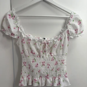 Vit blommig blus med puffärm från gina tricot - Jätte najs blus från Gina tricot💛