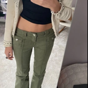 Gröna hm jeans - Säljer mina jättesnygga gröna jeans från HM då de inte kommer till användning. I väldigt bra skick!! Skriv för egna bilder 💘💘