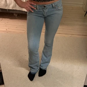 Lågmidjade jeans - Lågmidjade Levis jeans!! Midjemått 78cm, innerbenslängd 82cm