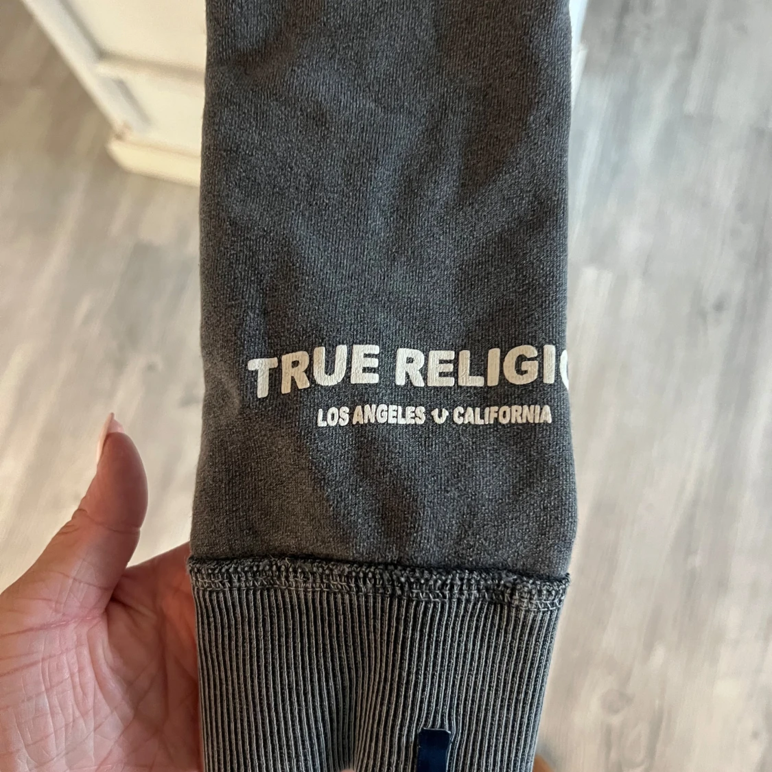 Mörkgrå hoodie från True Religion - 1