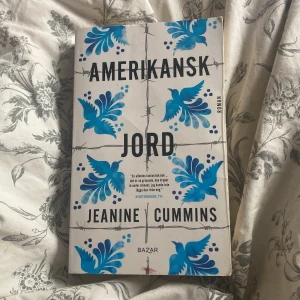 Amerikansk Jord - En gripande roman om en mamma och hennes son på flykt, fylld av spänning och starka känslor. Perfekt för dig som gillar nervkittlande berättelser och vill läsa något som berör på djupet. Hyllad av kritiker för sin intensitet och oförglömliga karaktärer.