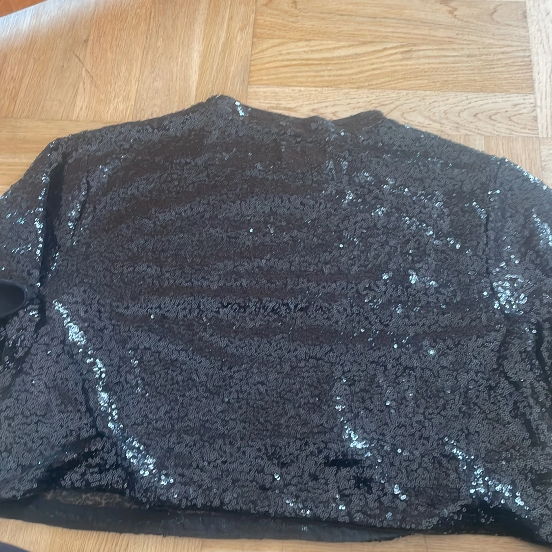 Svart paljettopp från H&M - 1