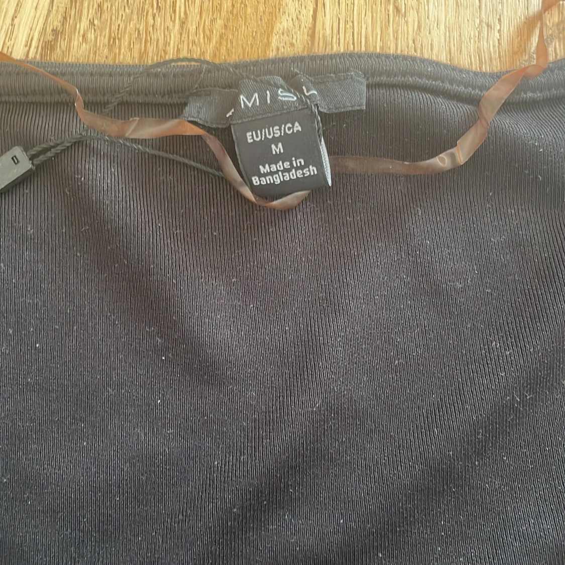 Svart topp med fyrkantig hals från amisu - 2