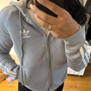 Adidas hoodie - Säljer nu denna superfina adidas hoodie med dragkedja. Fickorna har även dragkedja. Tveka inte på att höra av dig om intresse finns💖