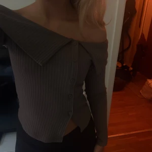 Ribbad offshoulder kofta i beige - Ribbad off shouldertopp, aldrig använd prislapp av 